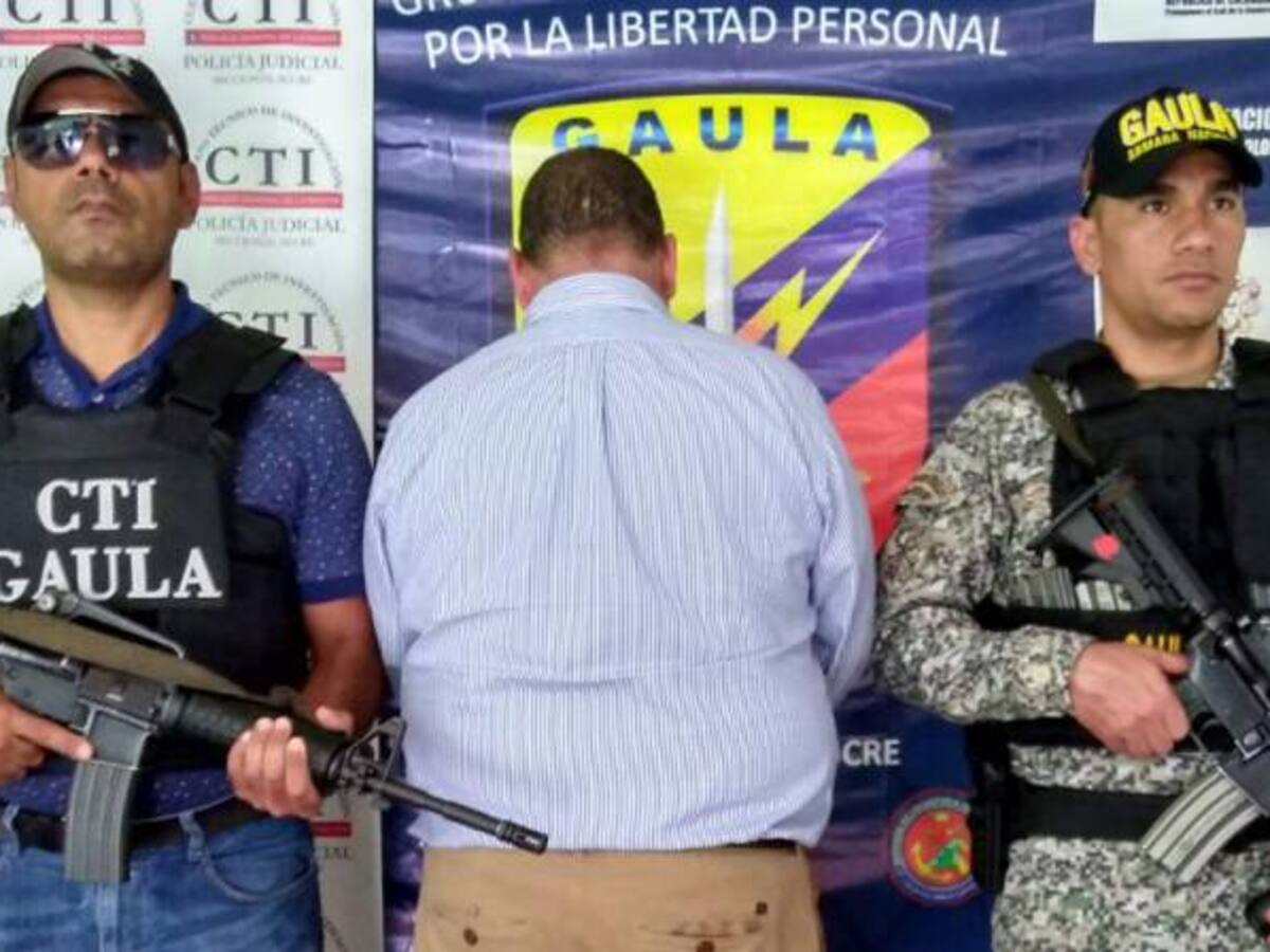 A prisión coronel de la Policía investigado por vínculos con paramilitares