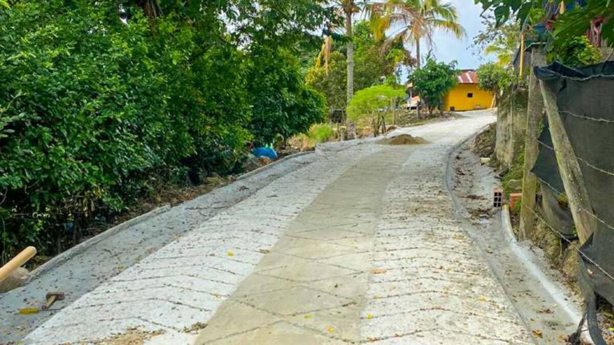 Avanza construcción de placa huella en zona rural de Ibagué