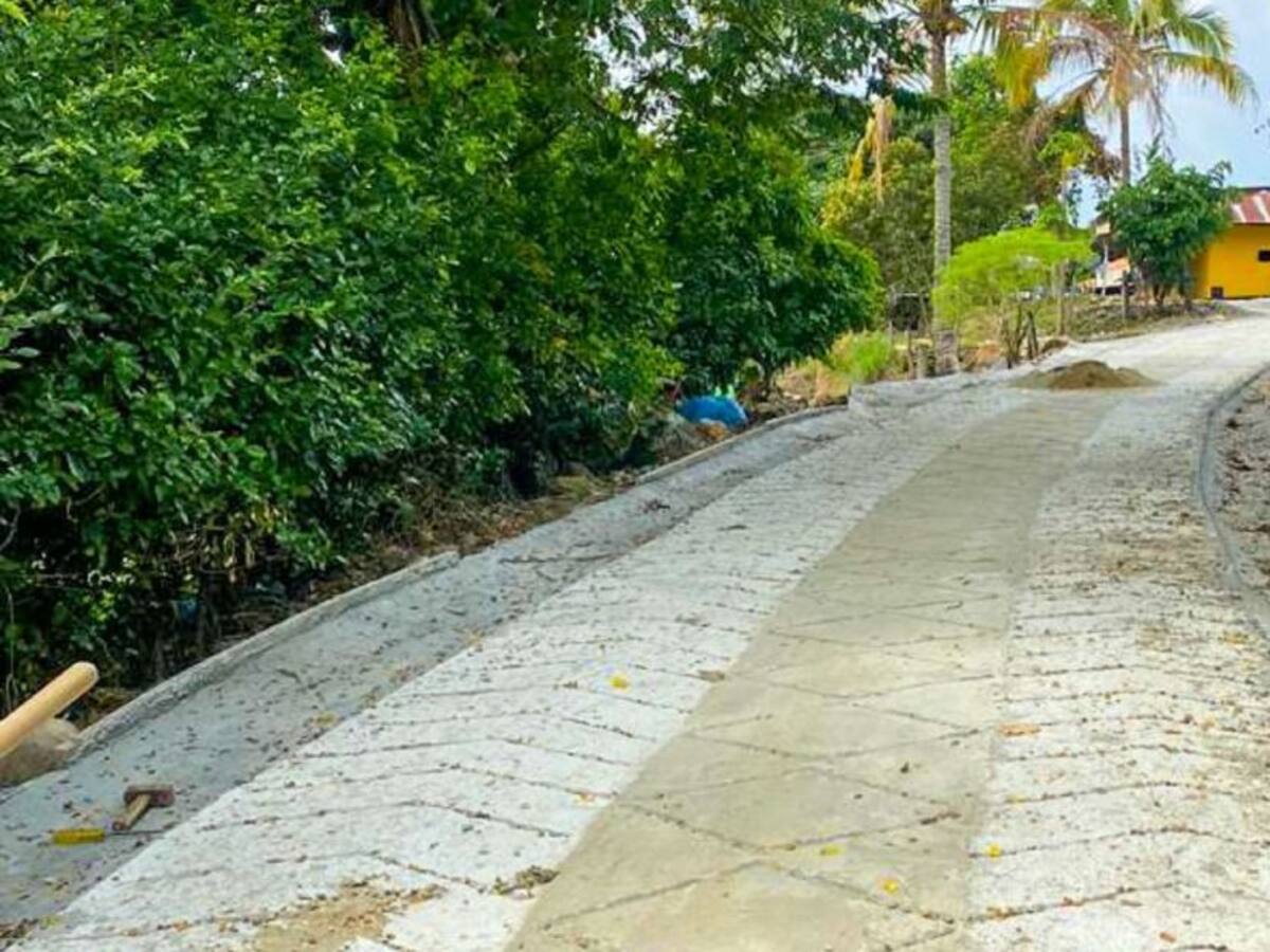 Avanza construcción de placa huella en zona rural de Ibagué