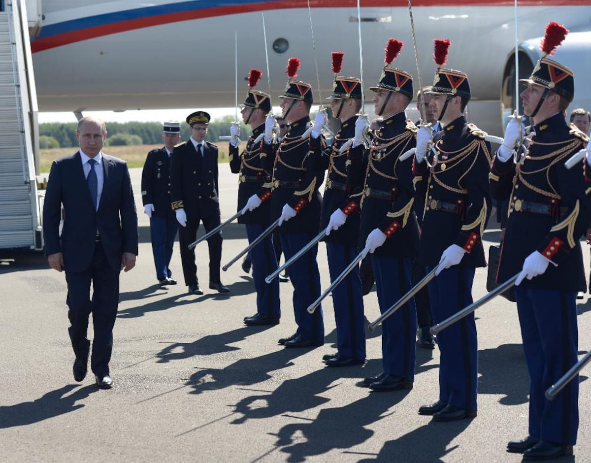 Hollande: Europa tiene aún el deber y la obligación de defender la paz