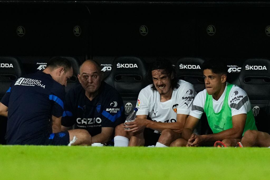 Edinson Cavani en el banco de suplentes tras ser sustituido por un problema en el tobillo (Foto por Jose Breton/Pics Action/NurPhoto via Getty Images)