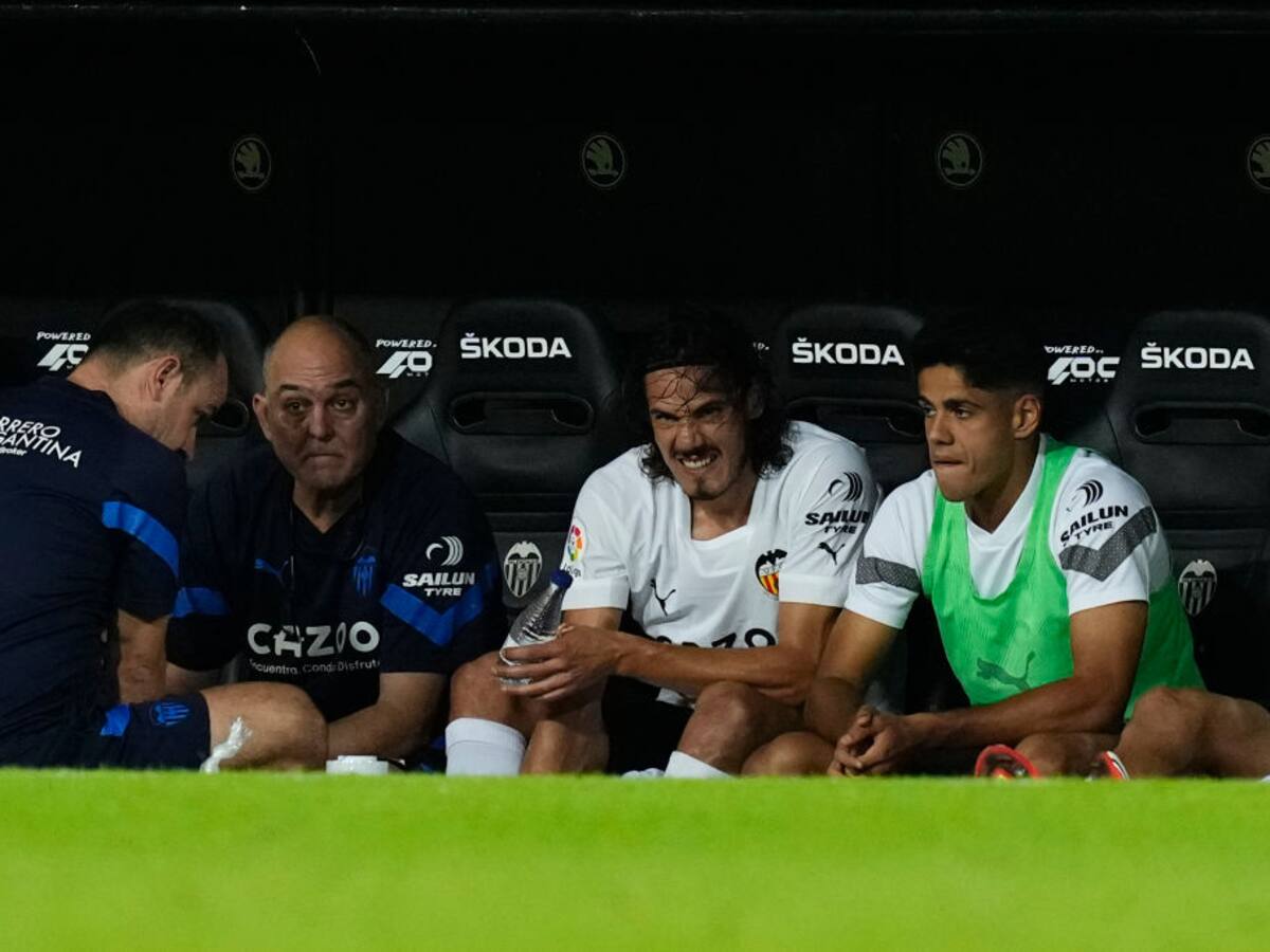 Edinson Cavani sale lesionado y enciende las alarmas en Uruguay a días del Mundial