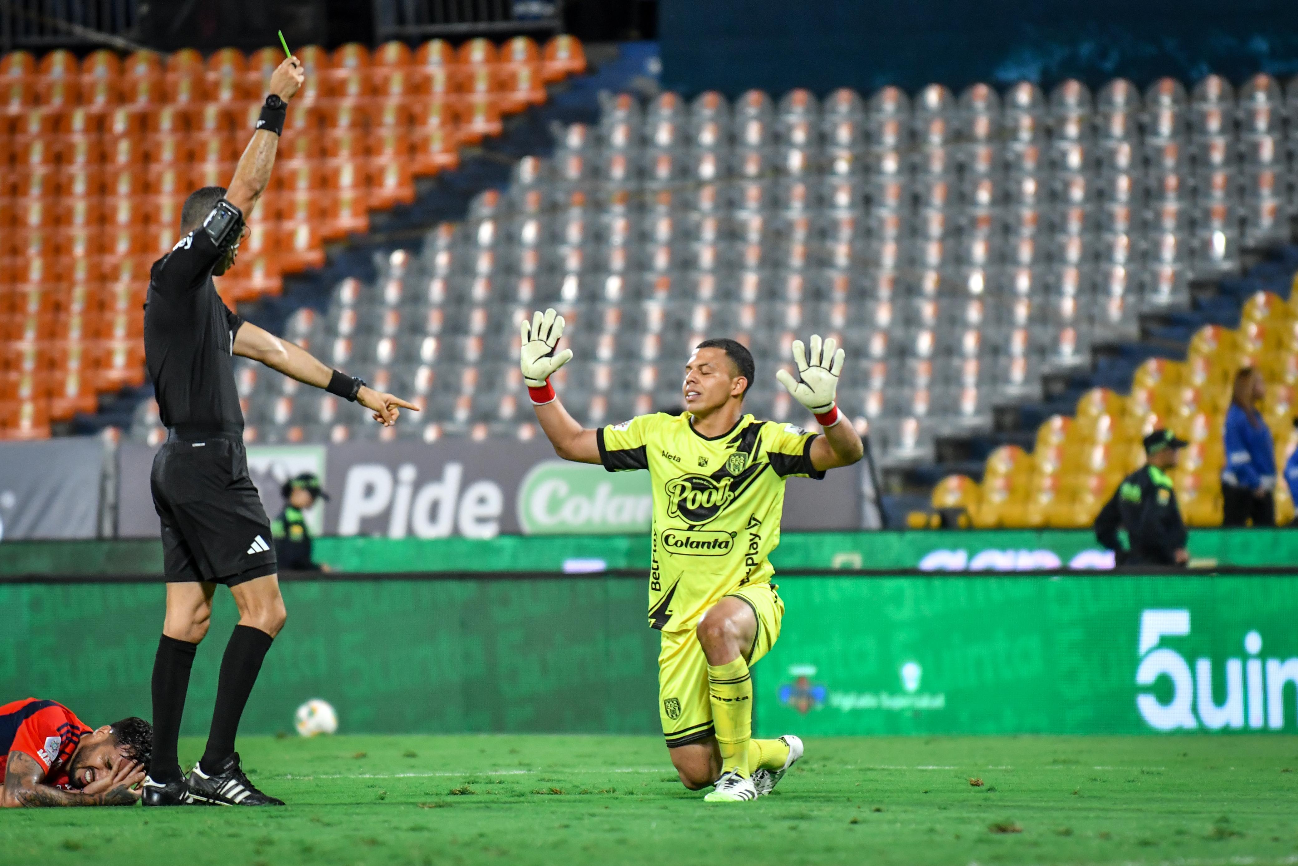 Carlos Ortega amonesta a Tovar tras pitar un penalti para el Medellín / Colprensa.