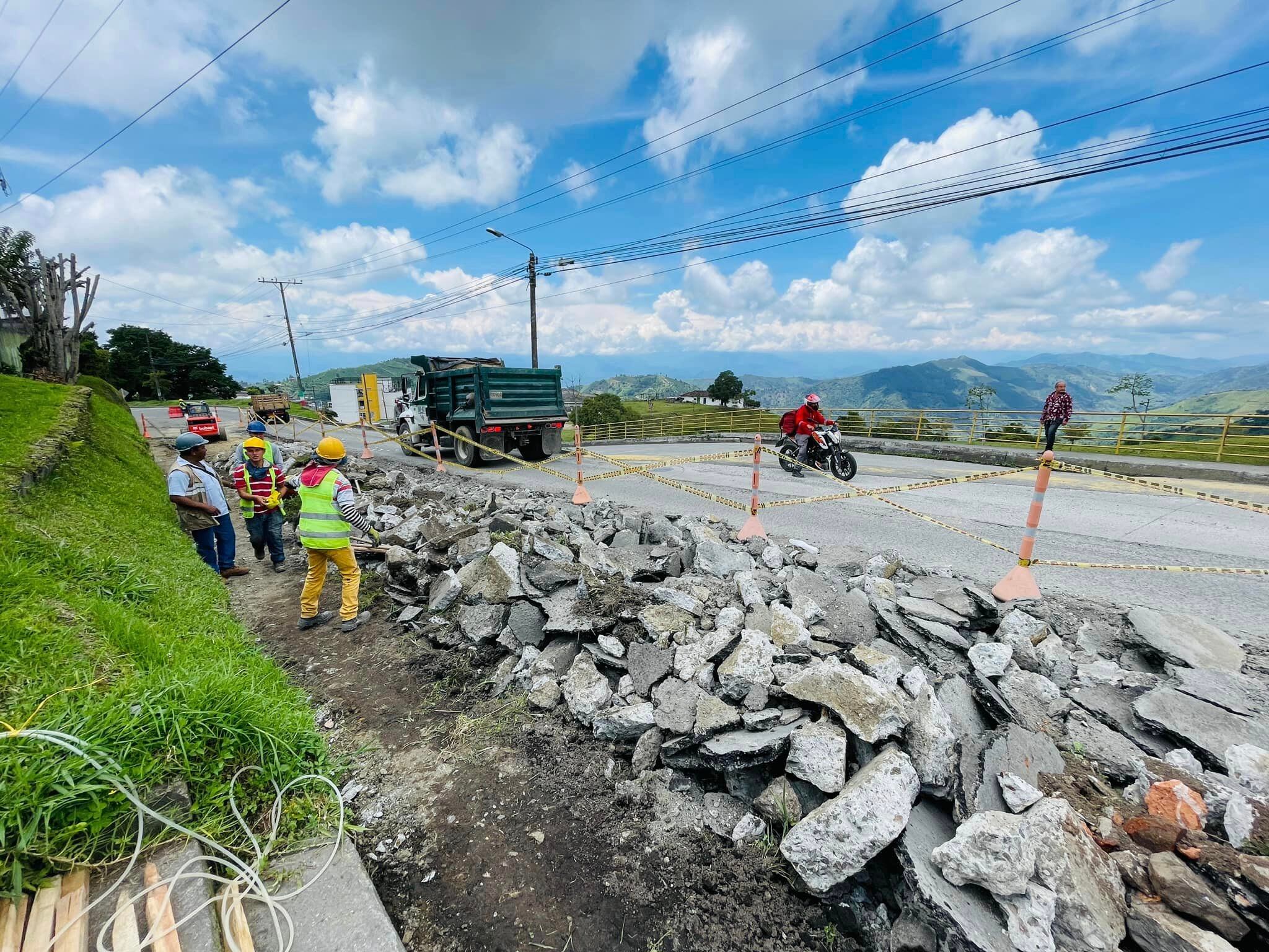Obras de mantenimiento de la vía La Linda - Gobernación de Caldas