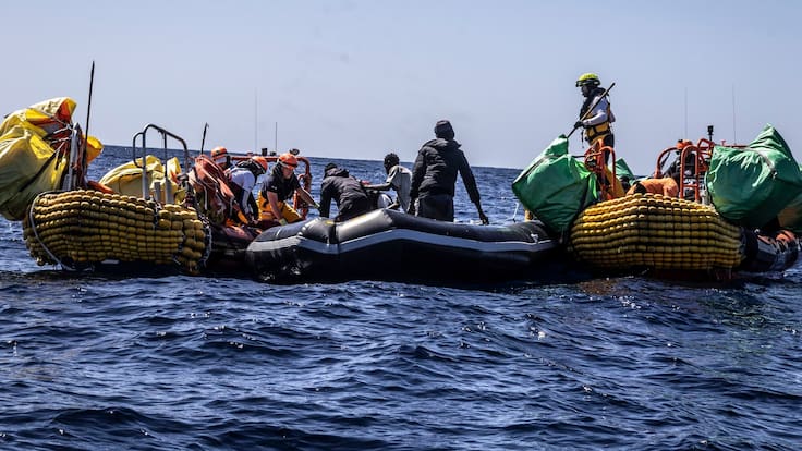 ROMA, 14/03/2024.-Al menos 60 personas, entre ellas varias mujeres y un niño, han muerto en un naufragio ocurrido en el Mediterráneo central, según han relatado los supervivientes rescatados en las últimas horas por el Ocean Viking, la nave humanitaria de SOS Mediterranée, reveló este jueves la ONG. El Ocean Viking rescató este miércoles a 25 supervivientes, dos de las cuales fueron evacuados de urgencia a Sicilia (sur de Italia) debido a su &quot;estado crítico&quot;, explicó la organización en sus redes sociales.EFE/ Sos Mediterranée