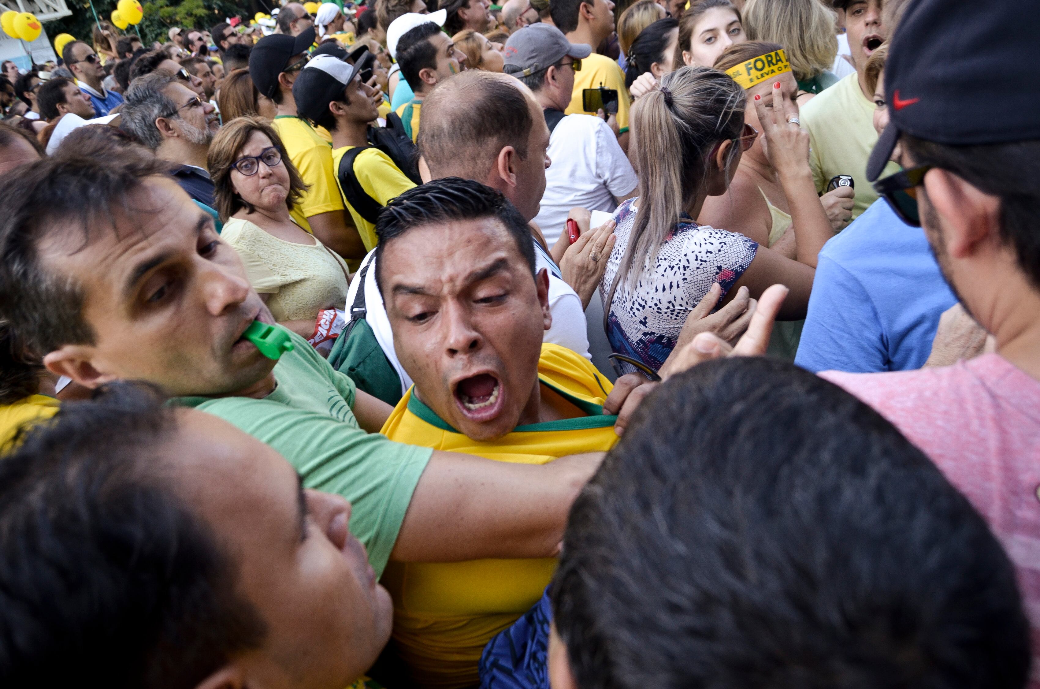 Enfrentamiento entre votantes brasileños.