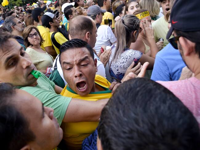 Enfrentamiento entre votantes brasileños.