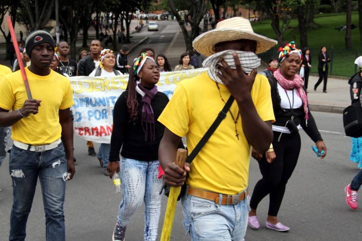 Recorrieron a pie desde el Cauca y llegaron a Bogotá exigiendo que pare la mineria ilegal porque contamina los rios y el habitad de su región.