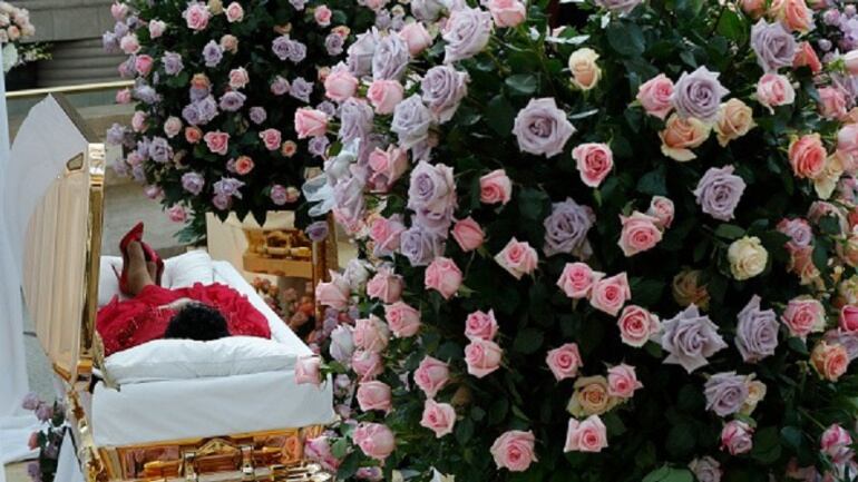 Los restos mortales de la cantante estadounidense Aretha Franklin (c) se exponen al público en el Museo Charles H. Wright de Historia Afroamericana en Detroit, Michigan