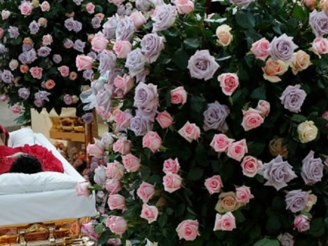 Los restos mortales de la cantante estadounidense Aretha Franklin (c) se exponen al público en el Museo Charles H. Wright de Historia Afroamericana en Detroit, Michigan