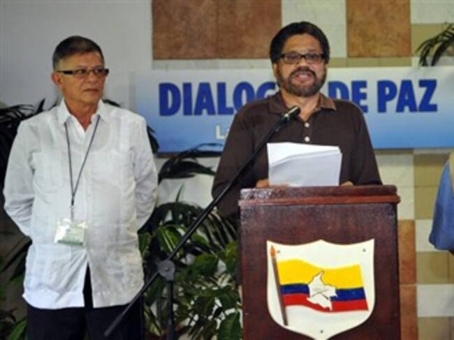 El segundo jefe de las FARC, Luciano Marín, lee un comunicado. Foto: Efe.