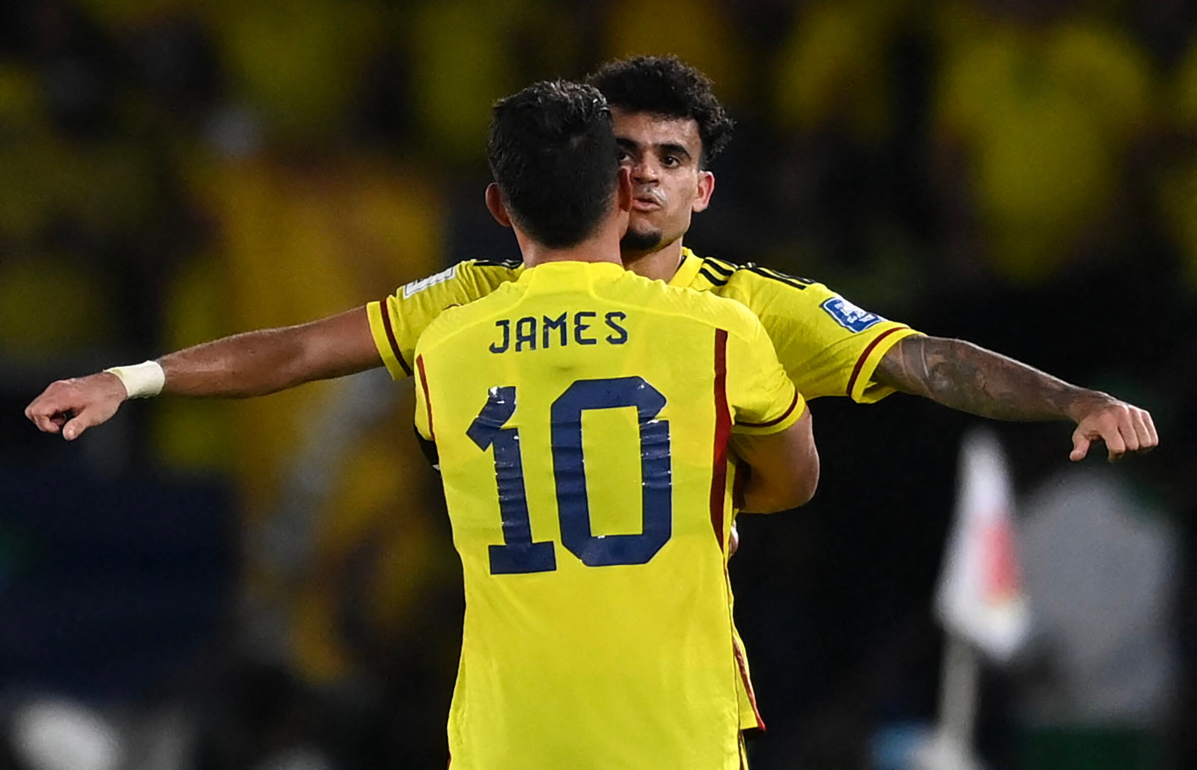 Luis Diaz celebrando con James Rodríguez en el partido ante Brasil. (Photo by Juan BARRETO / AFP) (Photo by JUAN BARRETO/AFP via Getty Images)