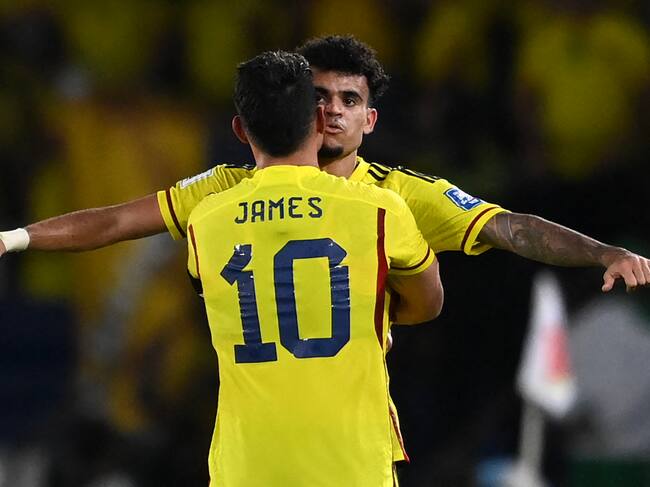 Luis Diaz celebrando con James Rodríguez en el partido ante Brasil. (Photo by Juan BARRETO / AFP) (Photo by JUAN BARRETO/AFP via Getty Images)