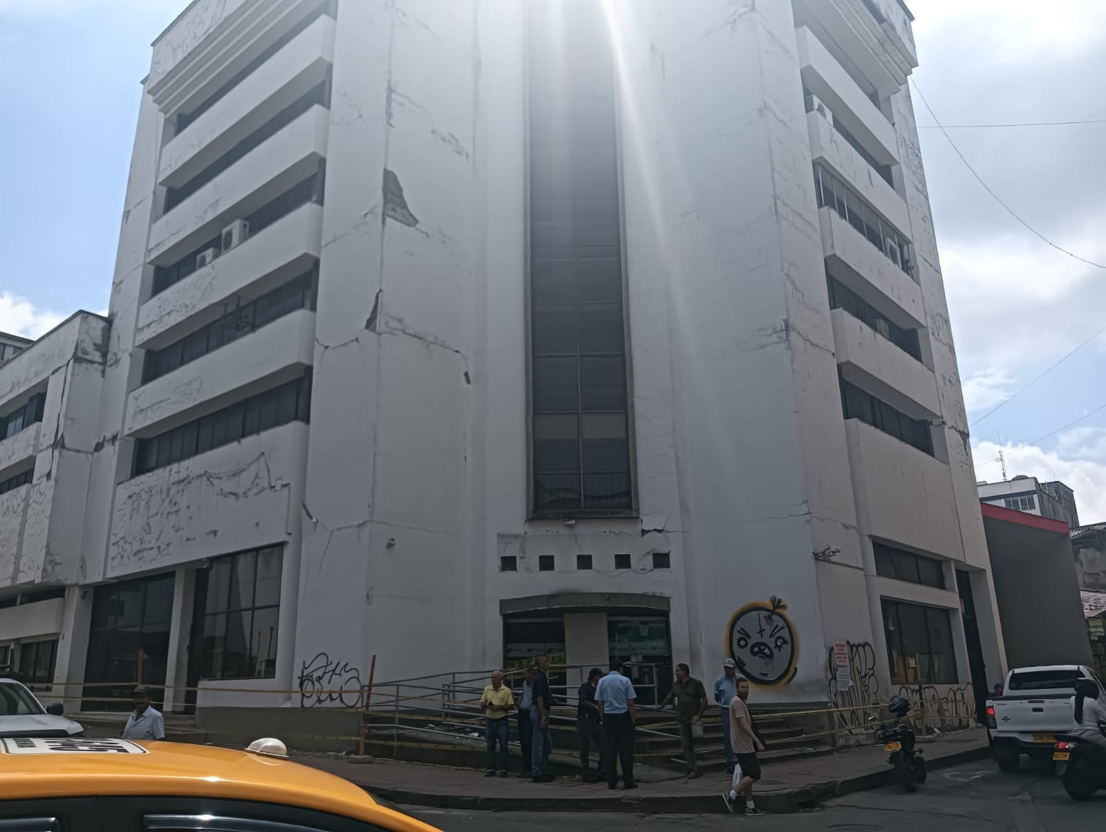 Edificio que amenaza riesgo en pleno centro de Armenia, diagonal a ventanilla Verde. Foto: Adrián Trejos