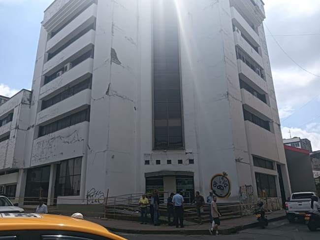 Edificio que amenaza riesgo en pleno centro de Armenia, diagonal a ventanilla Verde. Foto: Adrián Trejos