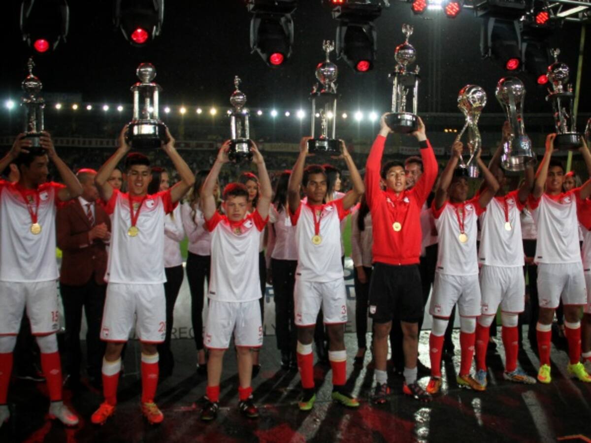 En Imágenes: Santa Fe presentó el trofeo de la Suruga a su afición
