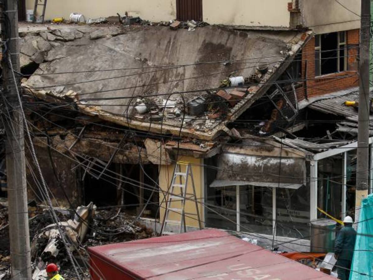 Remoción de escombros de avioneta accidentada en el barrio Villa Luz