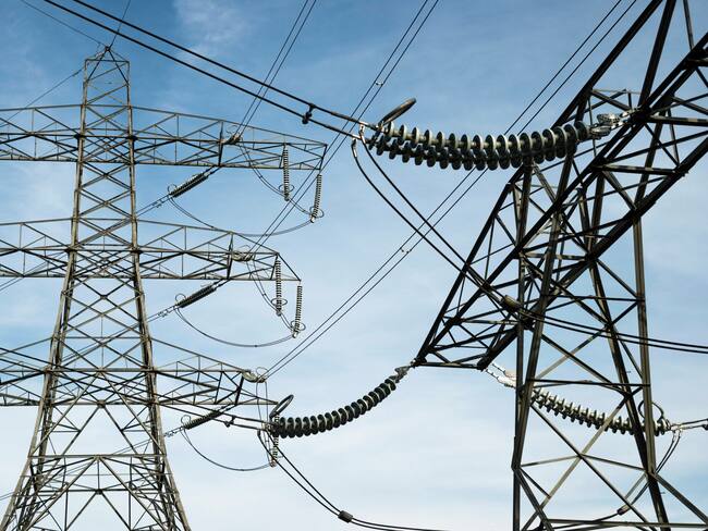 Cables de tensión eléctrica, imagen de referencia | Foto: GettyImages / Robert Brook