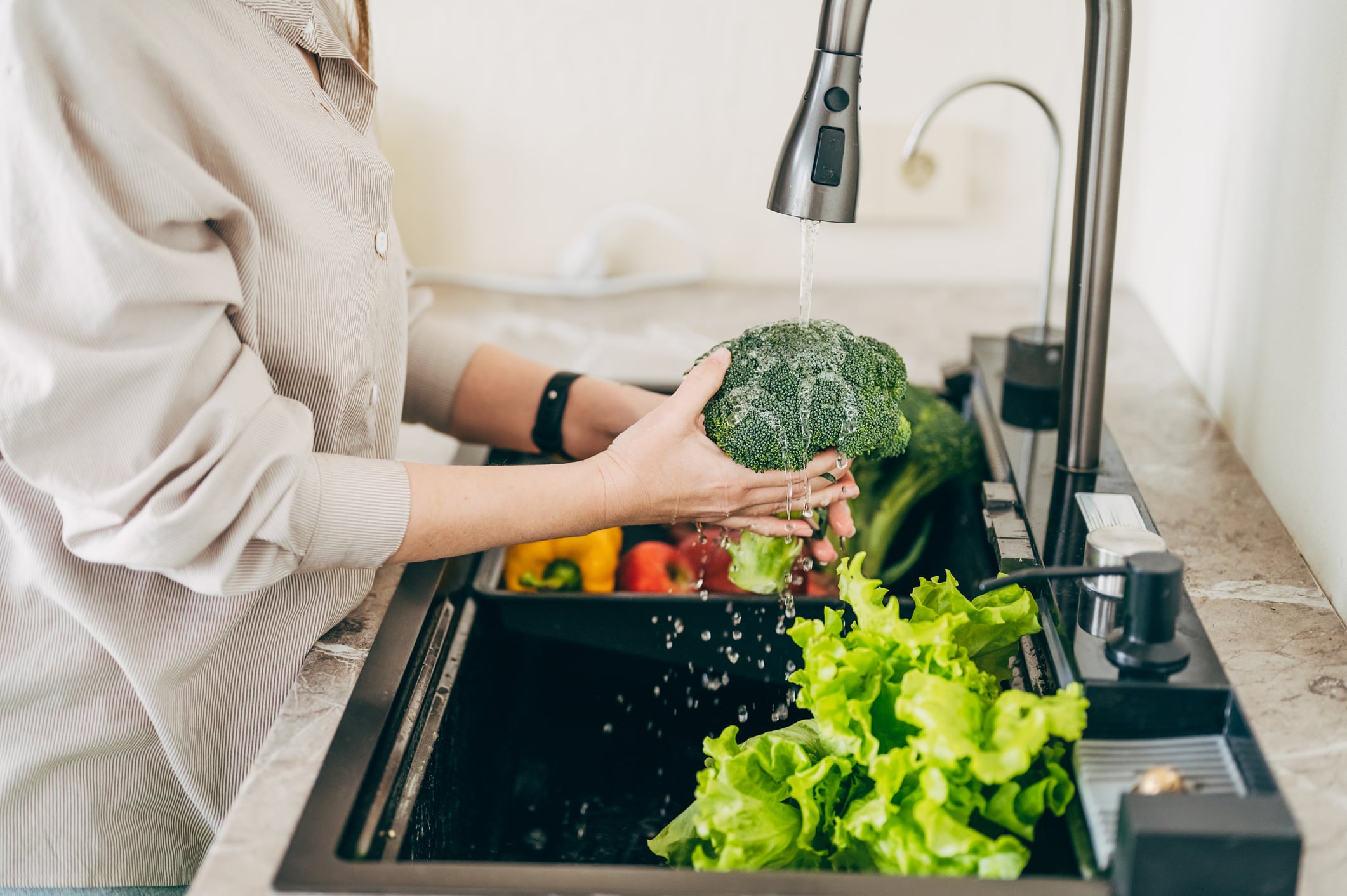 Una persona lavando alimentos para su consumo (Cortesía: Getty Images)