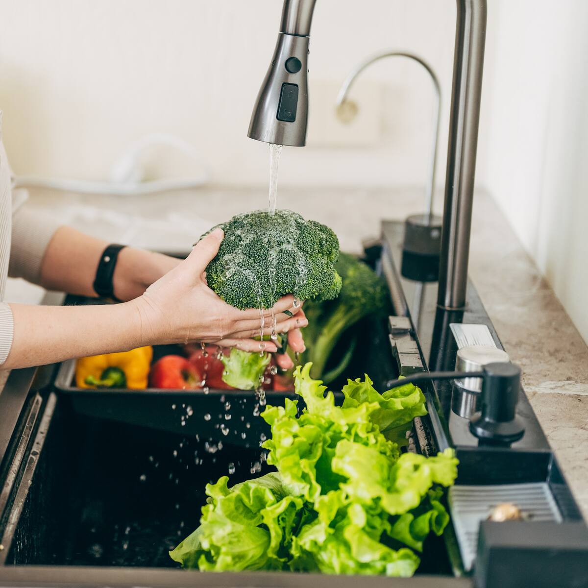 Así recomiendan algunos estudios científicos que lave alimentos orgánicos como frutas y verduras