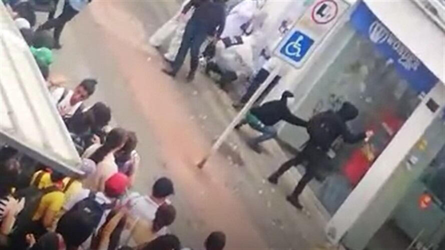 personas encapuchadas se detuvieron al frente de la sede del Centro Democrático y rayaron la fachada del local comercial que está ubicado en el primer piso.. Foto: Redacción W Radio