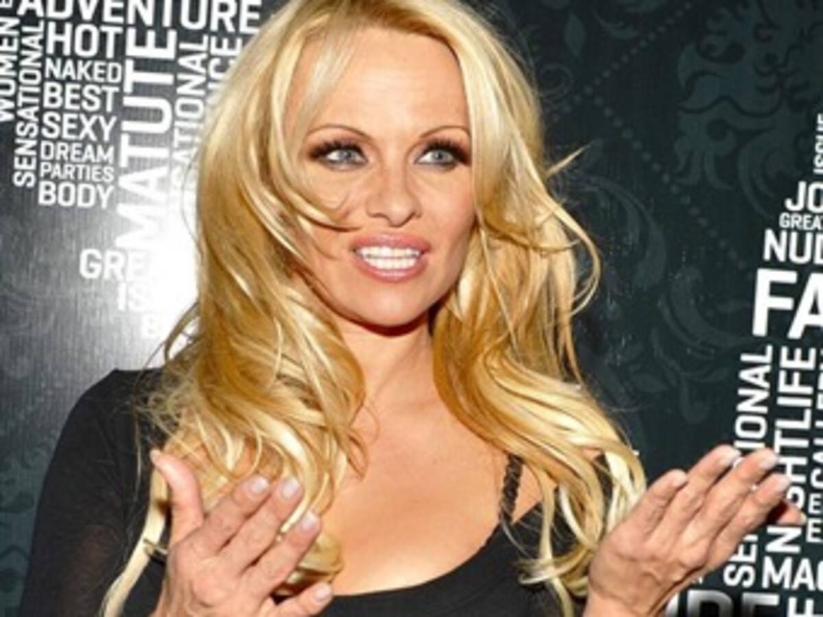 Pamela Anderson graba comercial en playa del Pacífico costarricense