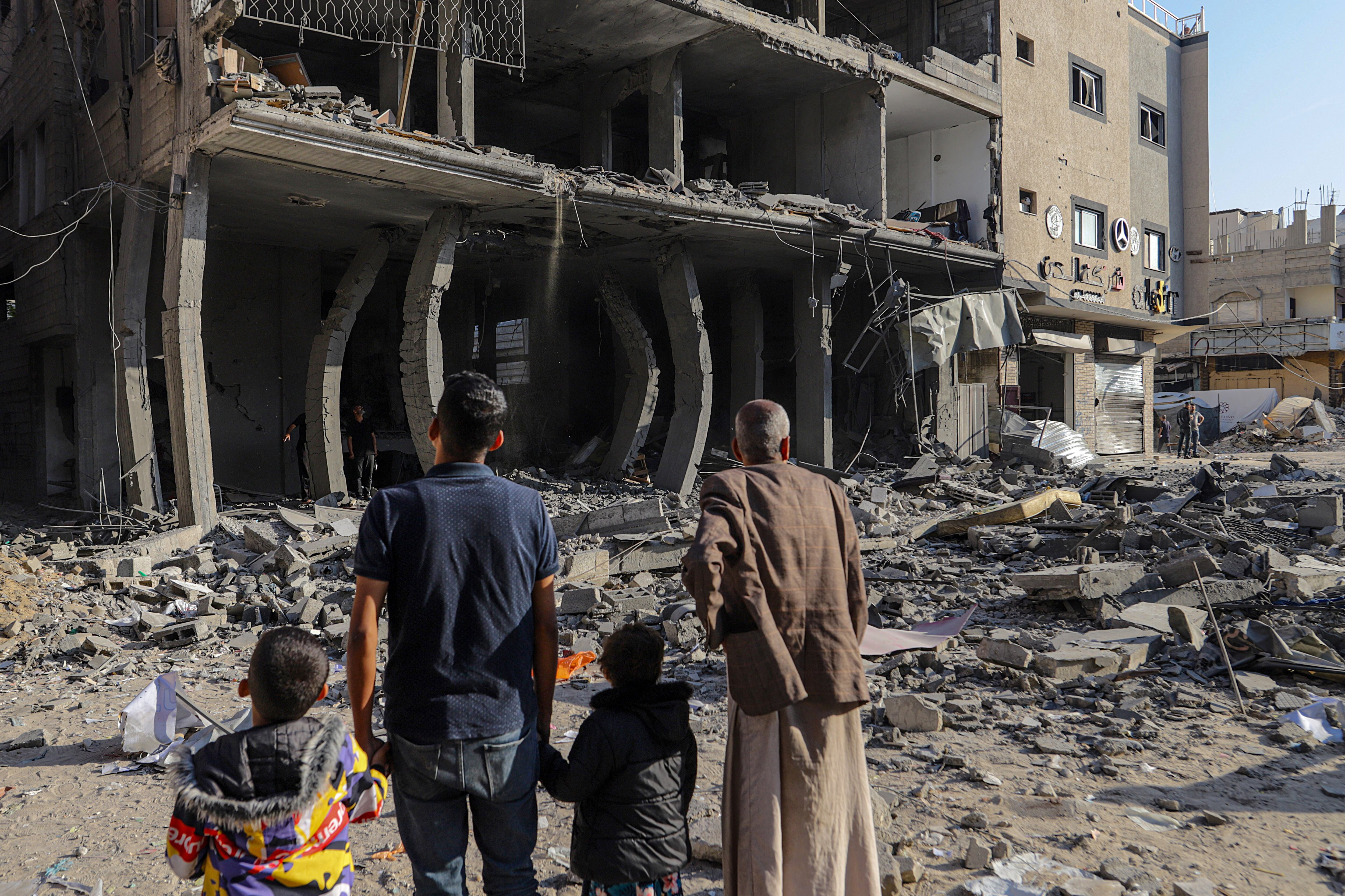 Gaza City (-), 22/05/2025.- Palestinians inspect a destroyed building following an Israeli airstrike in Al Nasr street in Gaza City, northern Gaza Strip, 22 May 2025. More than 53,600 Palestinians have been killed in the Gaza Strip, according to the Palestinian Ministry of Health, since Israel launched a military campaign in the strip in response to a cross-border attack led by the Palestinian militant group Hamas on 07 October 2023, in which about 1,200 Israelis were killed and more than 250 taken hostage. EFE/EPA/MOHAMMED SABER