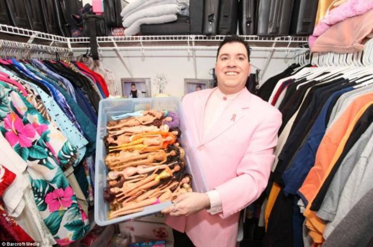 También ha comprado 3.000 trajes de Barbie, entre ellos uno por el diseñador de moda Oscar de la Renta, así como un avión, moto, caravana de limusinas y de las muñecas.