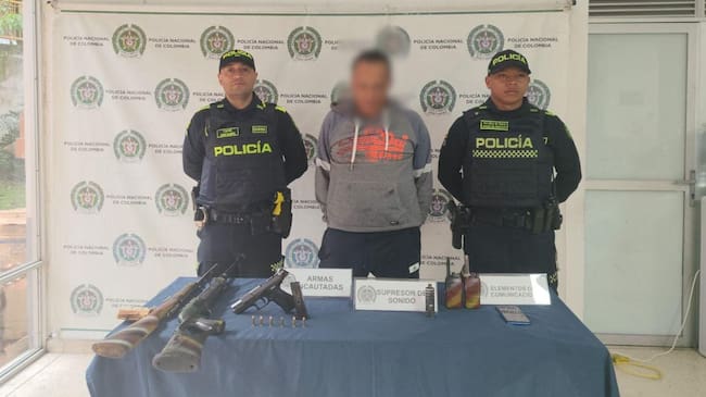 Capturan a alias “Gomelo”, presunto responsable de homicidio y porte ilegal de armas. Foto: Policía Nacional.