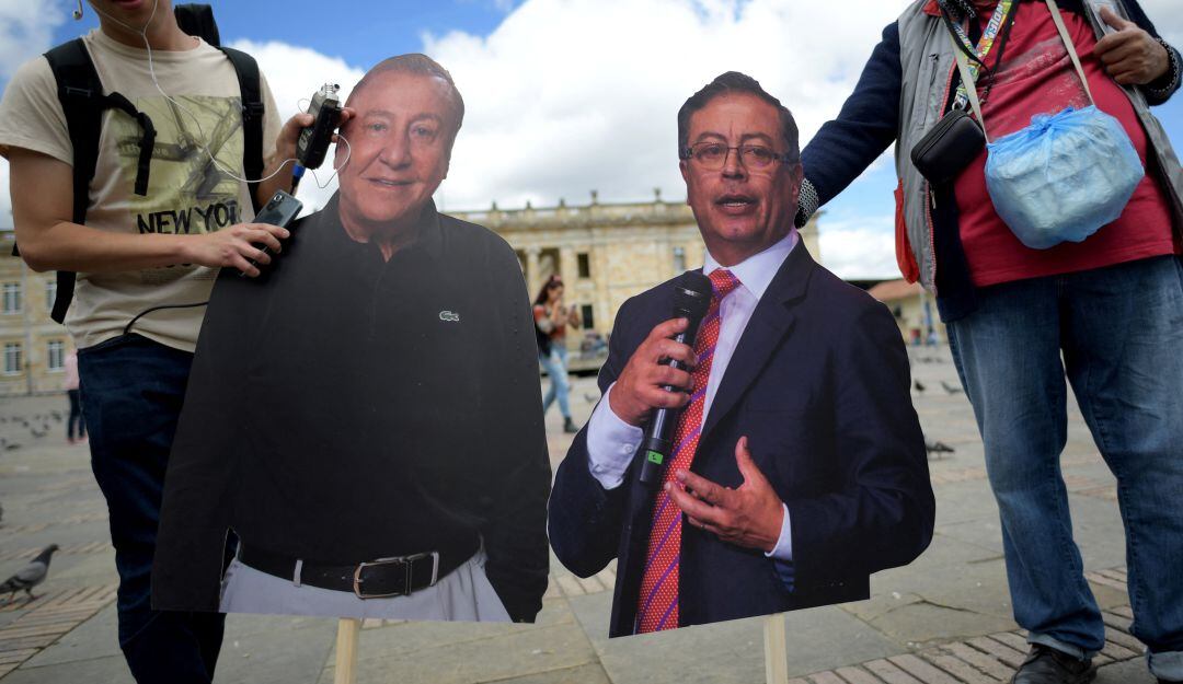 Carteles de los candidatos presidenciales Rodolfo Hernández (izquierda) y Gustavo Petro (derecha). 