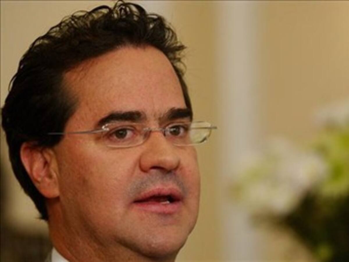 El Alto Comisionado para la Paz, Frank Pearl, fue contagiado del virus AH1N1