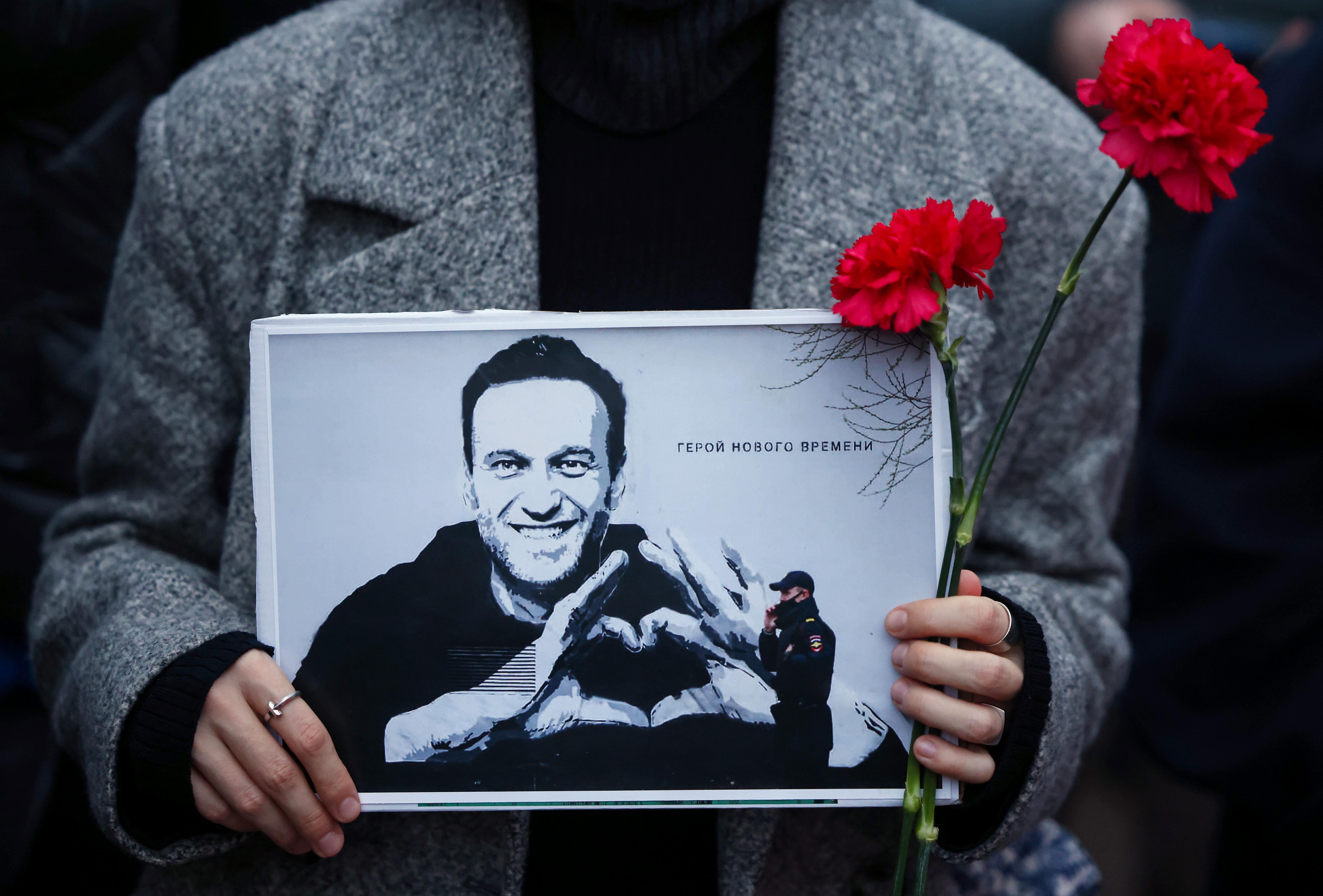 Berlin (Germany), 16/02/2024.- A demonstrator holds a portrait of Russian opposition leader Alexei Navalny in front of the Russian embassy, in Berlin, Germany, 16 February 2024. Russian opposition leader and outspoken Kremlin critic Alexey Navalny has died aged 47 in a penal colony, the Federal Penitentiary Service of the Yamalo-Nenets Autonomous District announced on 16 February 2024. A prison service statement said that Navalny 'felt unwell' after a walk on 16 February, and it was investigating the causes of his death. In late 2023 Navalny was transferred to an Arctic penal colony considered one of the harshest prisons. (Alemania, Rusia) EFE/EPA/HANNIBAL HANSCHKE