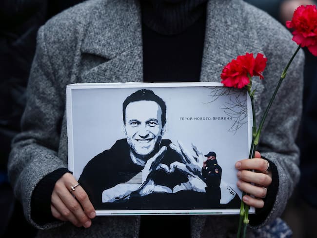 Berlin (Germany), 16/02/2024.- A demonstrator holds a portrait of Russian opposition leader Alexei Navalny in front of the Russian embassy, in Berlin, Germany, 16 February 2024. Russian opposition leader and outspoken Kremlin critic Alexey Navalny has died aged 47 in a penal colony, the Federal Penitentiary Service of the Yamalo-Nenets Autonomous District announced on 16 February 2024. A prison service statement said that Navalny &#039;felt unwell&#039; after a walk on 16 February, and it was investigating the causes of his death. In late 2023 Navalny was transferred to an Arctic penal colony considered one of the harshest prisons. (Alemania, Rusia) EFE/EPA/HANNIBAL HANSCHKE