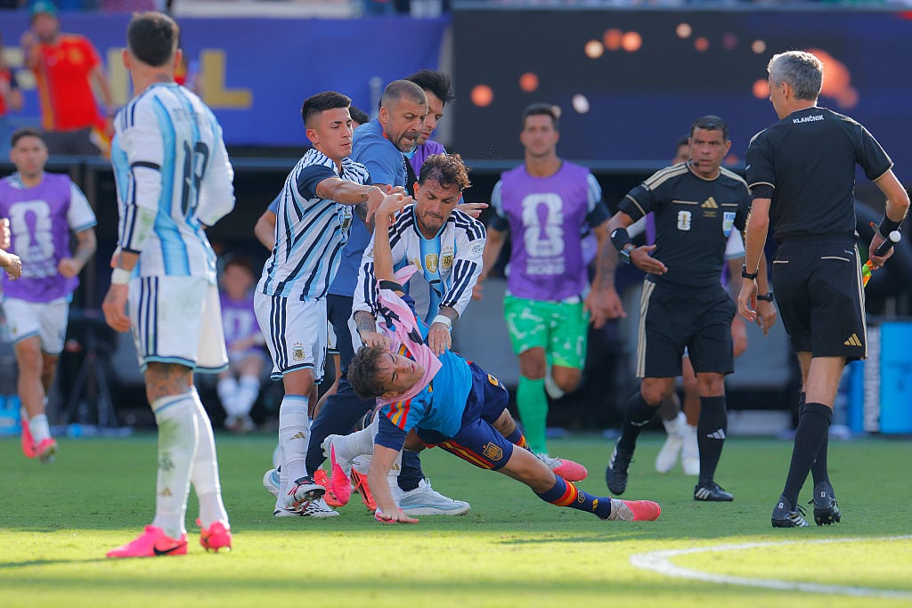 EAST RUTHERFORD, NEW JERSEY - JULY 19: Aggression between Leandro Paredes (L) of Argentina and Gavi (R) of Spain during the FIFA World Cup 2026 Final match between Spain and Argentina at New York New Jersey Stadium on July 19, 2026 in East Rutherford, United States. (Photo by Hugo Rivera/Jam Media/Getty Images)