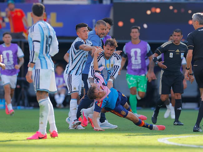 EAST RUTHERFORD, NEW JERSEY - JULY 19: Aggression between Leandro Paredes (L) of Argentina and Gavi (R) of Spain during the FIFA World Cup 2026 Final match between Spain and Argentina at New York New Jersey Stadium on July 19, 2026 in East Rutherford, United States. (Photo by Hugo Rivera/Jam Media/Getty Images)