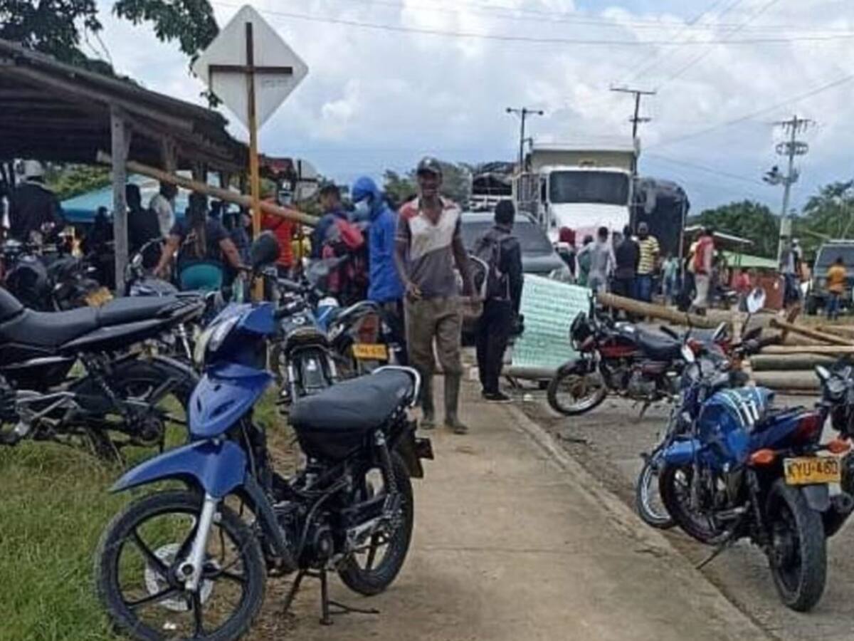 Comunidades bloquean la vía Santander de Quilichao – Buenos Aires, Cauca