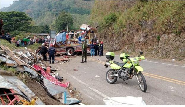 Un bus sufrió un accidente en una carretera del Huila, el 2 de septiembre de 2024. (Foto de la Policía de Tránsito de Huila)