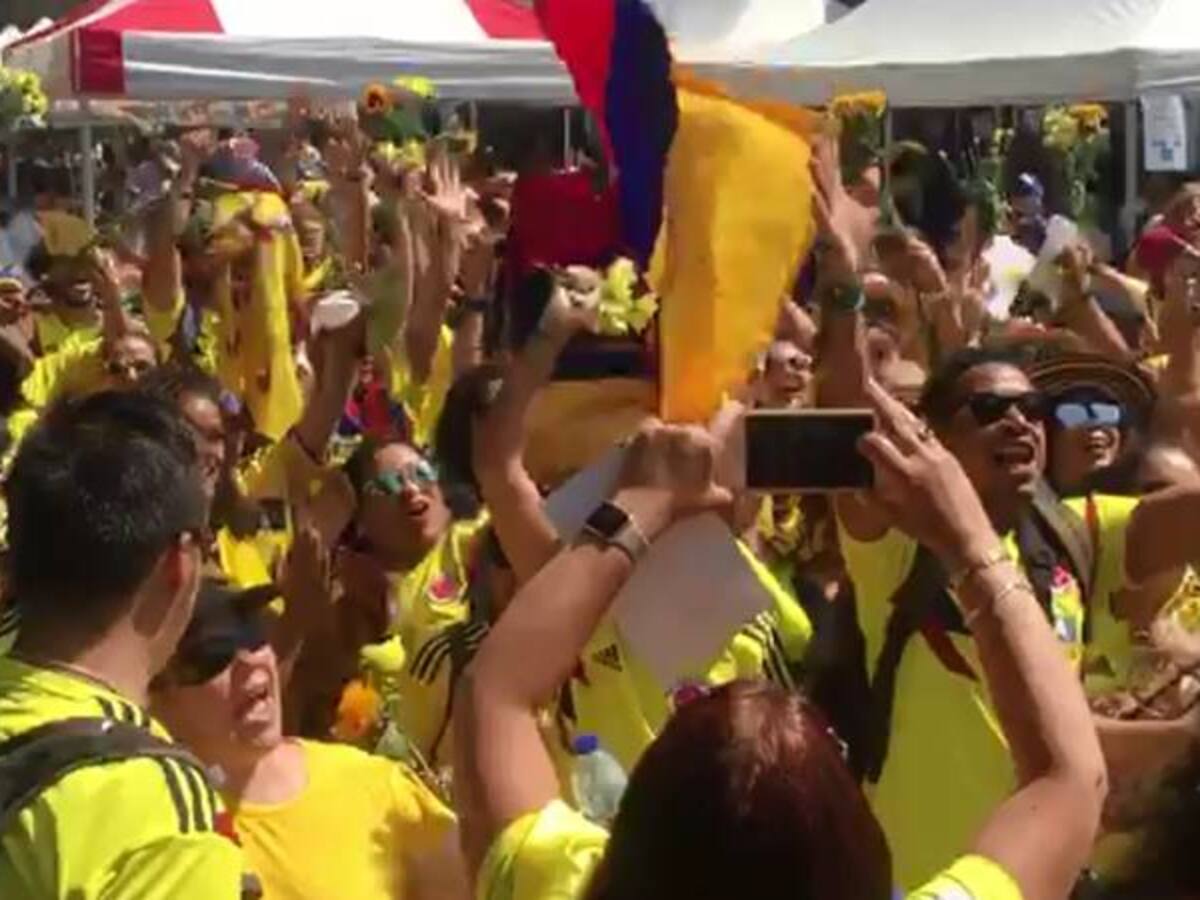 Como gesto de unidad, colombianos entregaron flores amarillas en Londres