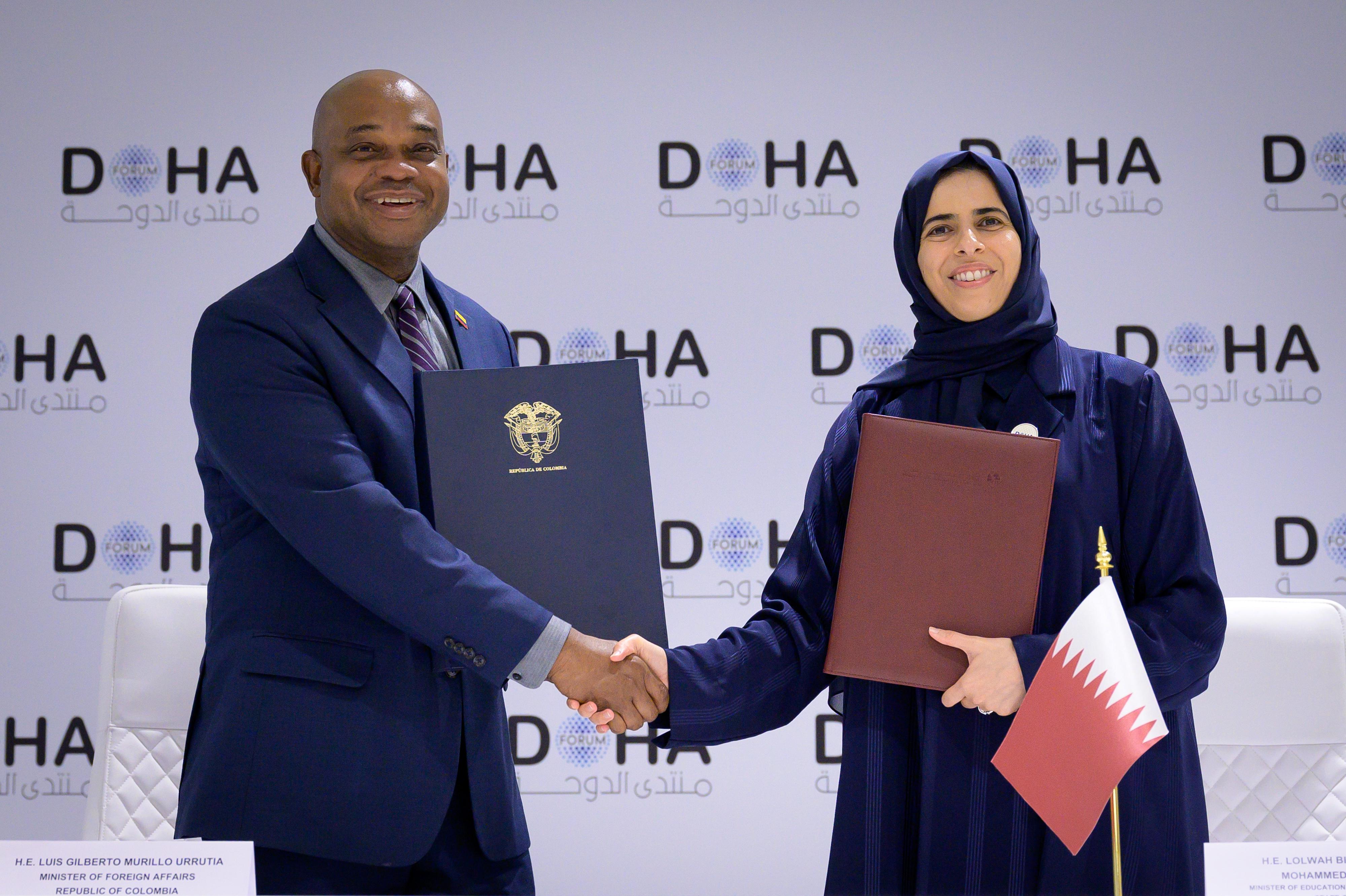El canciller Luis Gilberto Murillo y la Ministra de Educación y Educación Superior de Qatar, Lolwa Alkhater. Foto: Cancillería