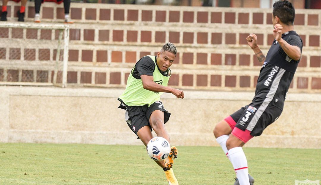 David Lemos sufre una grave lesión en su rodilla izquierda.