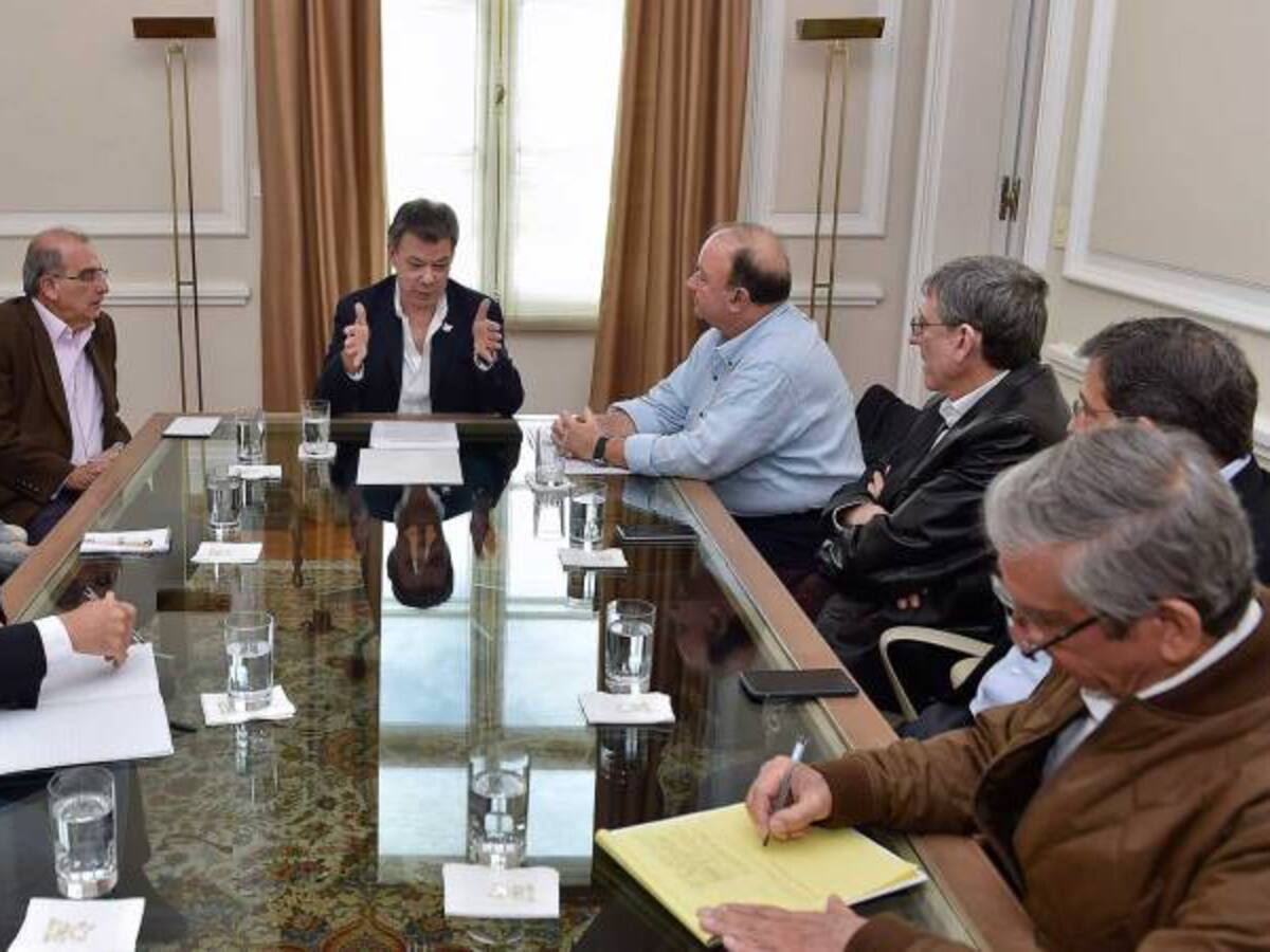 Santos ordena cónclave a sus negociadores para perfeccionar los acuerdos de paz
