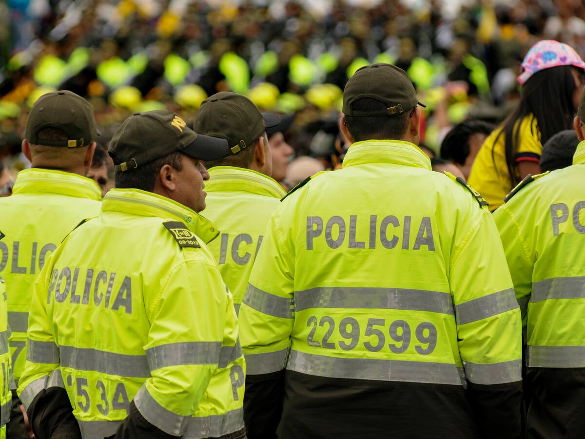 Ascensos policiales en Colombia 2025: más de 600 oficiales siguen esperando firma de Petro