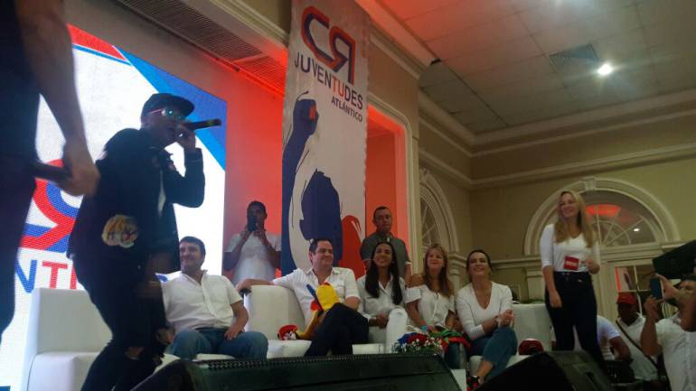 Germán Vargas Lleras, acompañado de los exministros de vivienda, Jaime Pumarejo y Elsa Noguera