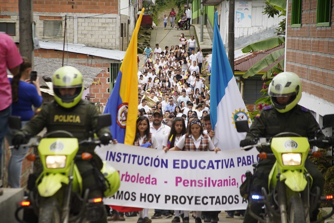 Fotografía del homenaje realizado en el aniversario 19 de la toma guerrillera - Policía de Caldas