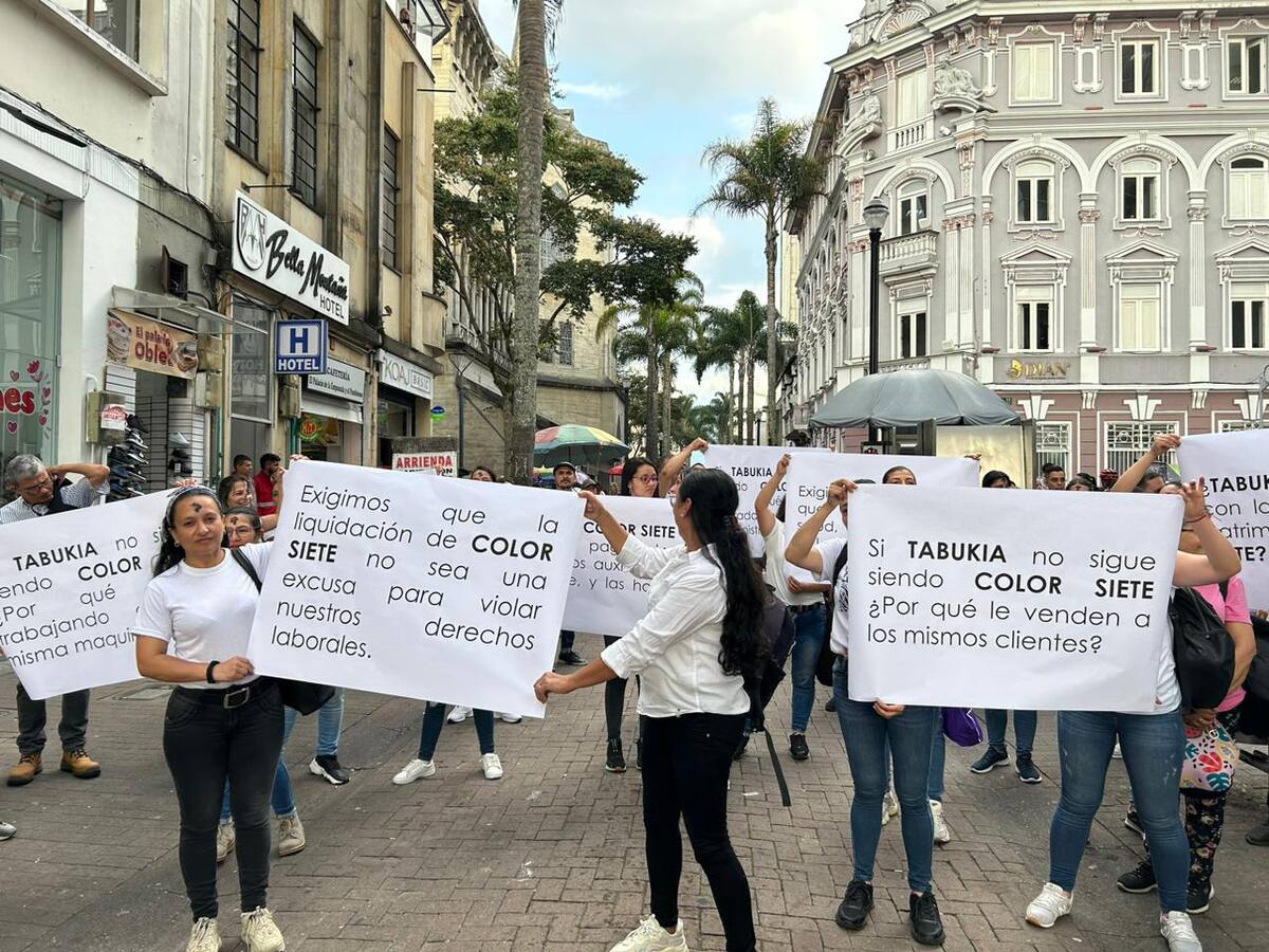Empleados de Color Siete realizaron plantón y piden que se respete sus derechos laborales.