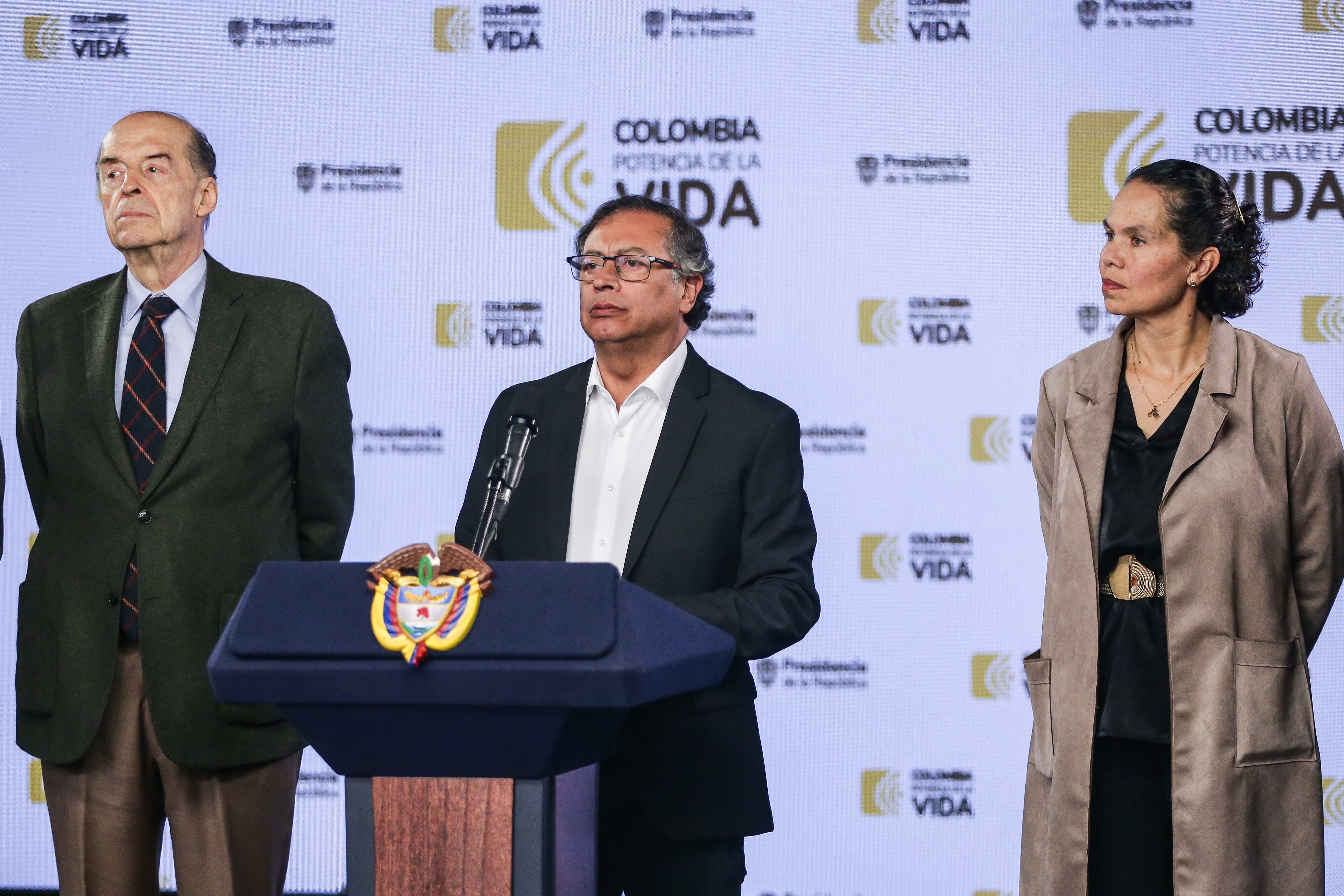 Canciller Álvaro Leyva, presidente Gustavo Petro y ministra del Deporte, Astrid Rodíguez | Foto: Colprensa