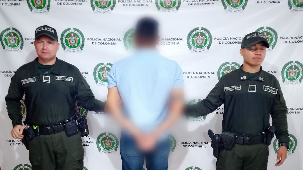 Un profesor fue capturado por presuntamente pedirle fotos íntimas a una menor de edad