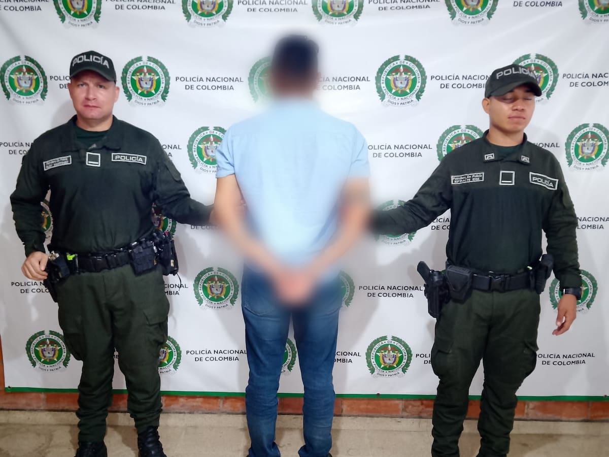 Un profesor fue capturado por presuntamente pedirle fotos íntimas a una menor de edad