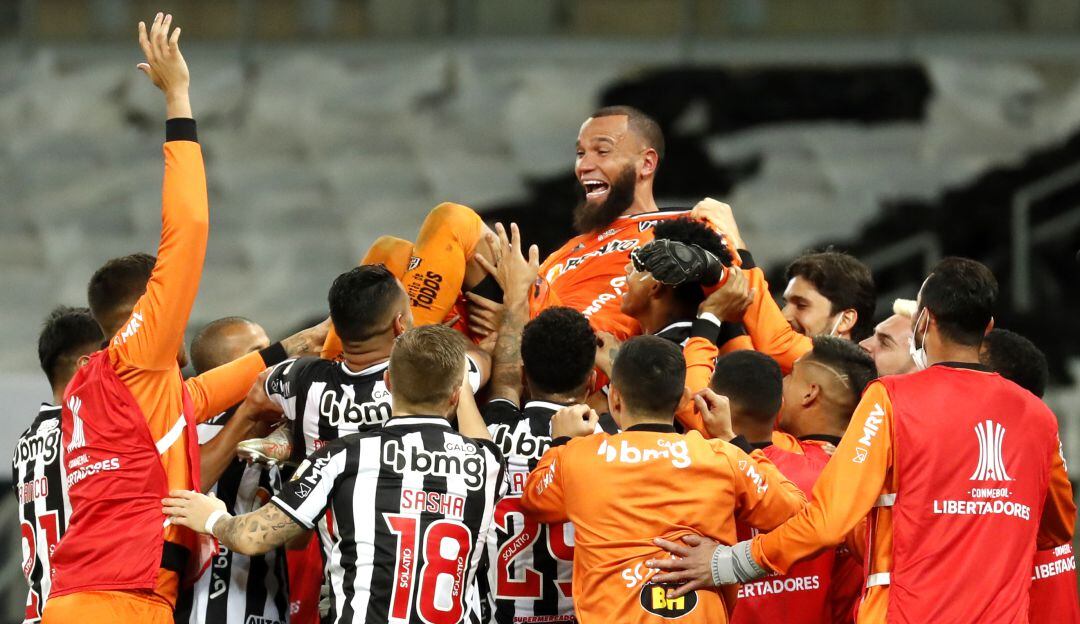 Los jugadores de Atlético Mineiro celebran con el portero Everson.