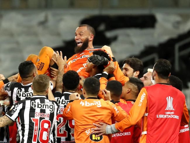Los jugadores de Atlético Mineiro celebran con el portero Everson.